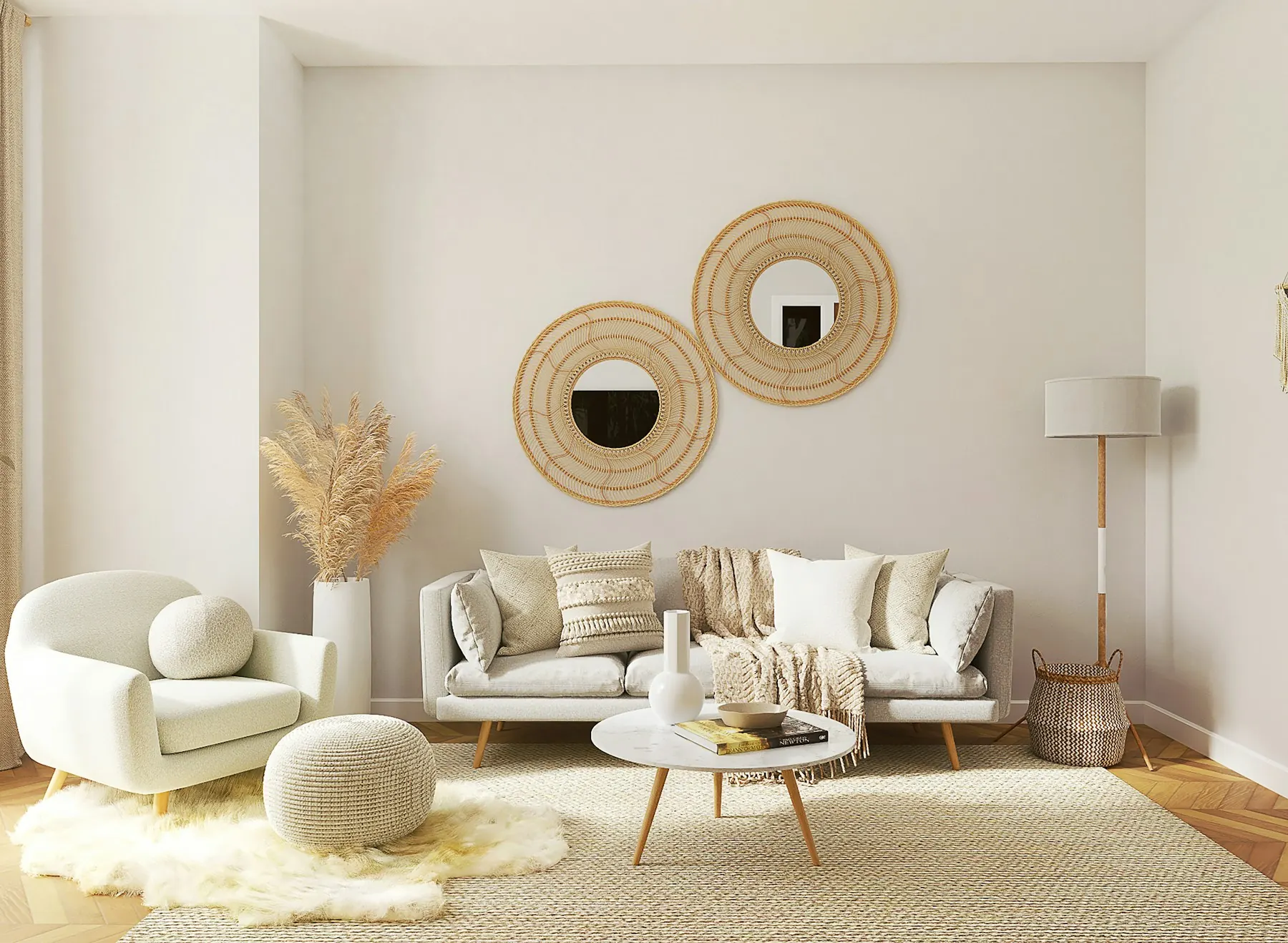Living luminoso con sillón claro, espejos de fibra natural y plantas