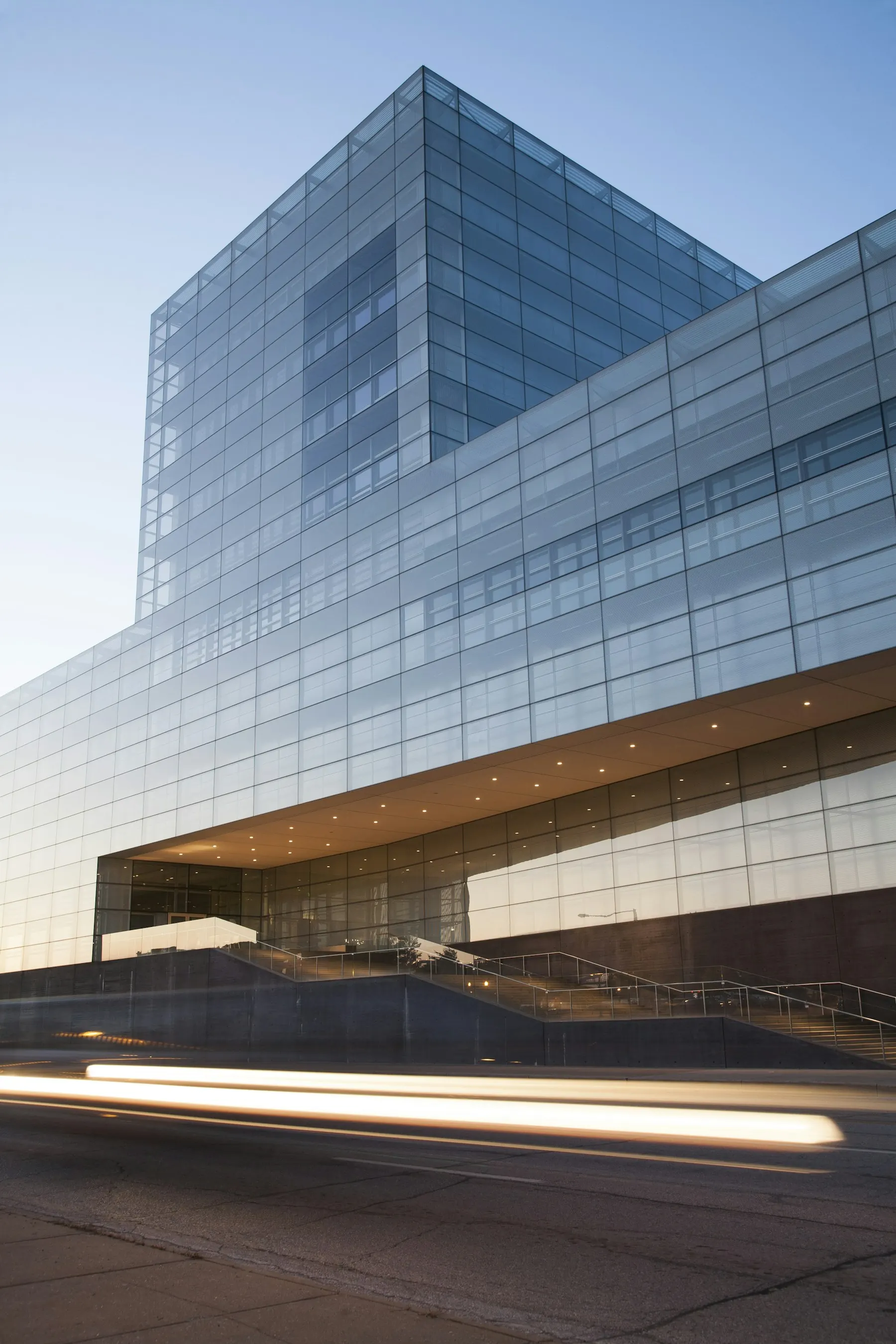 Edificio corporativo con fachada de vidrio