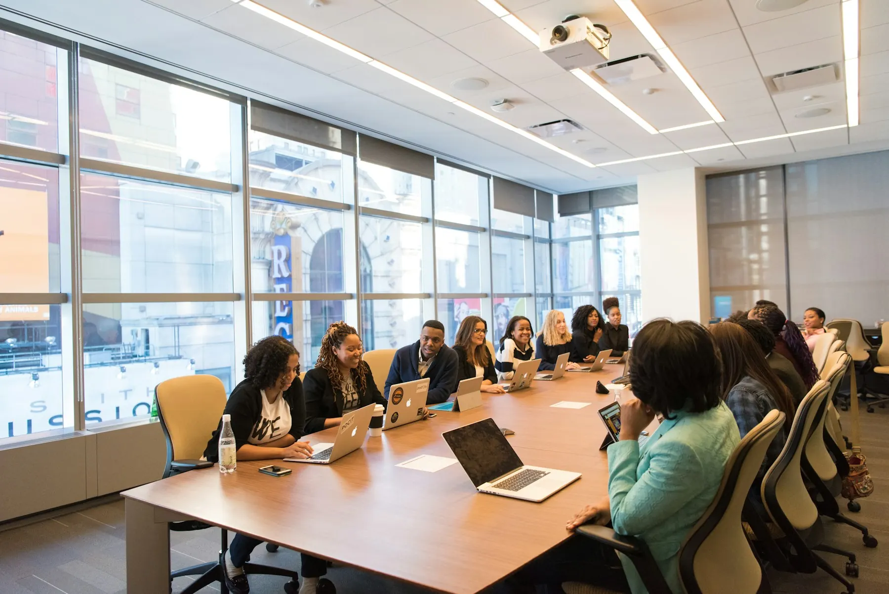 Equipo de NexaCore en una reunión de trabajo en sala de directorio
